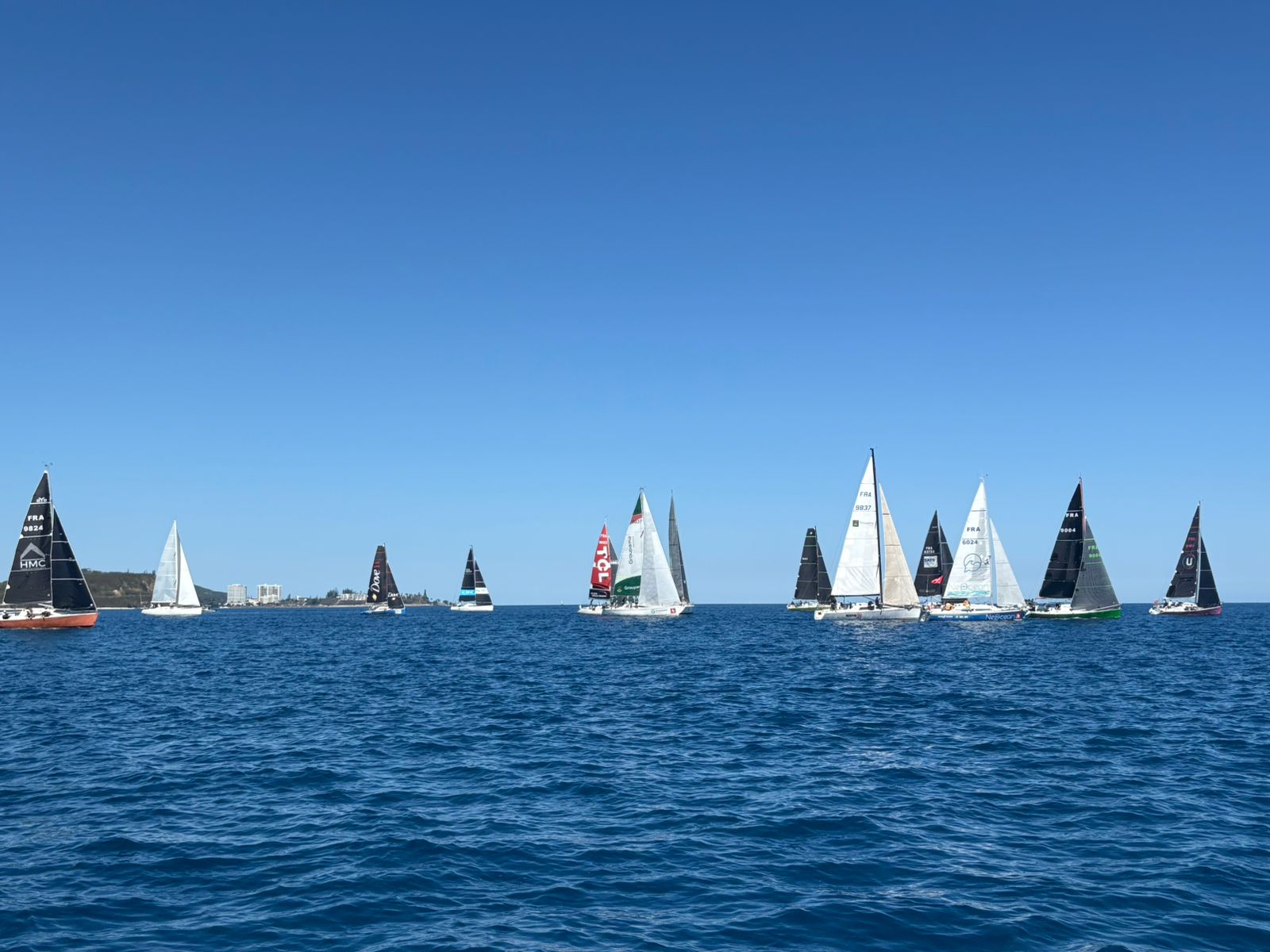 Flotte de voiliers en régate - Voile NC